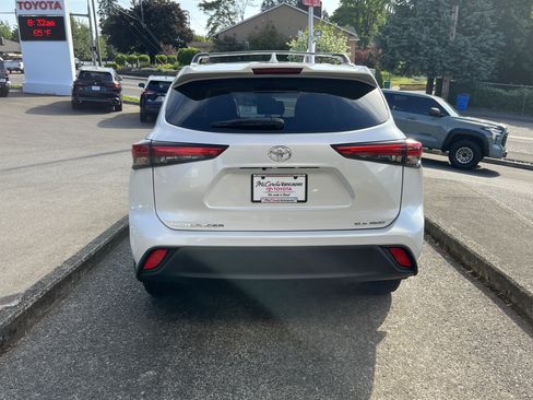 Used 2022 Toyota Highlander XLE AWD/4WD image 5