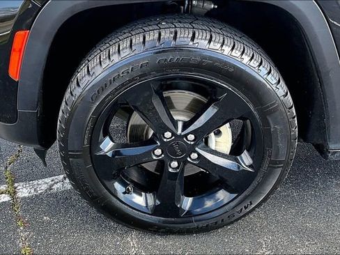 Used 2023 Jeep Grand Cherokee Altitude image 34