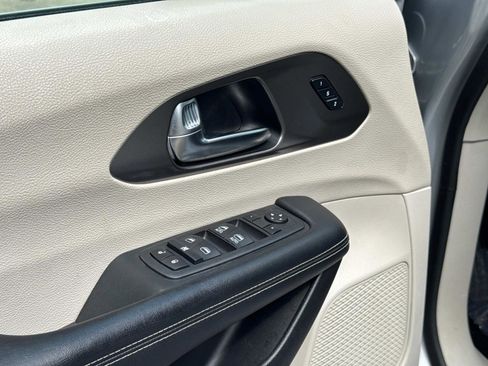 Certified 2023 Chrysler Pacifica Touring-L FWD image 17