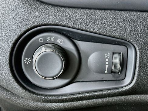 Used 2023 Jeep Renegade Latitude AWD/4WD image 17