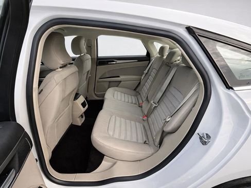 Used 2017 Ford Fusion SE w/ Fusion SE Technology Package image 9