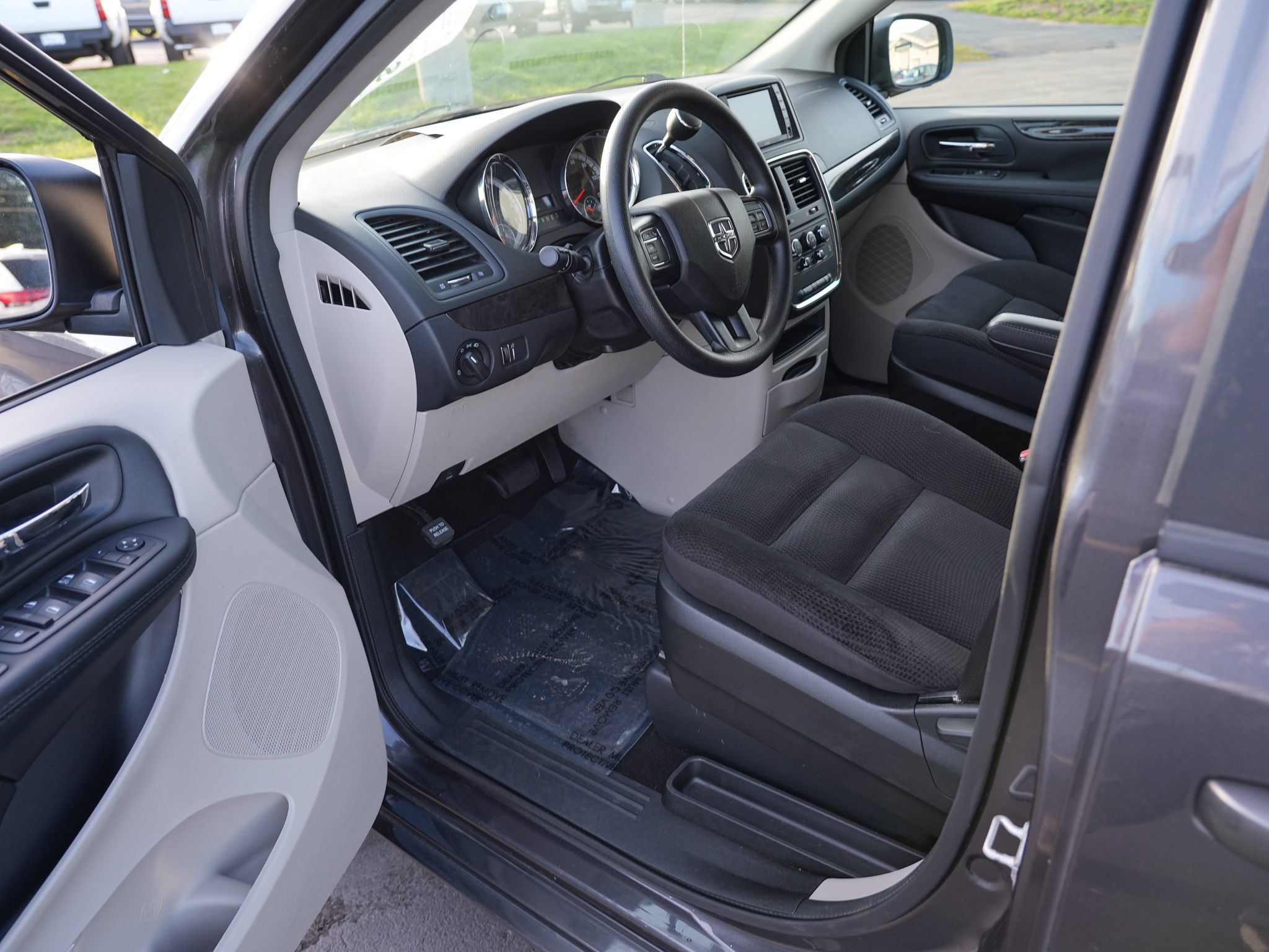 Used 2018 Dodge Grand Caravan SE w/ UConnect Hands-Free Group FWD image 14