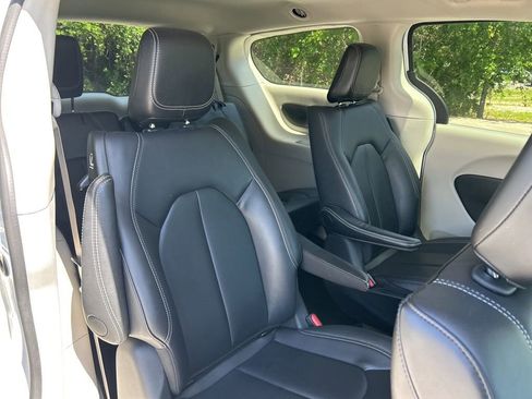 Used 2024 Chrysler Pacifica Limited FWD image 52