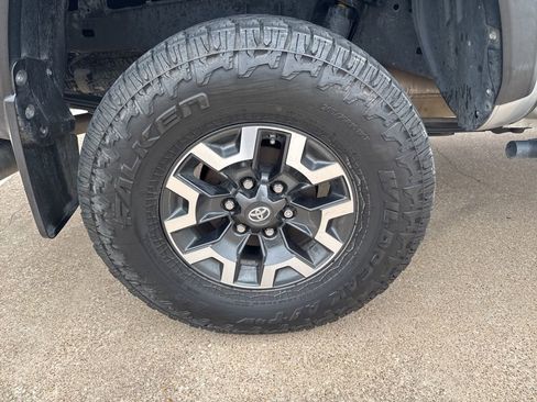 Used 2016 Toyota Tacoma TRD Off-Road image 8