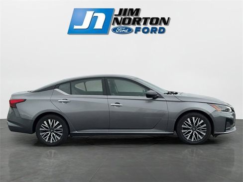 Used 2024 Nissan Altima 2.5 SV image 2