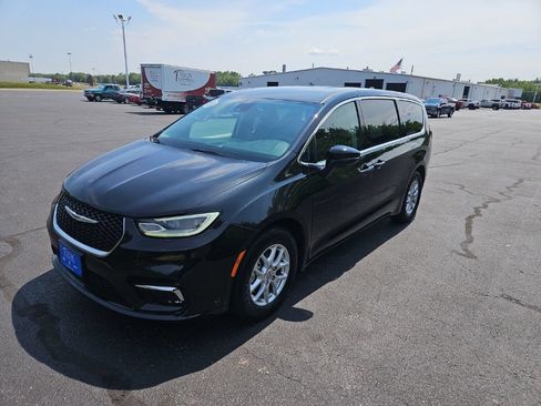 Used 2024 Chrysler Pacifica Touring-L FWD image 3