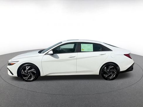 Used 2025 Hyundai Elantra Limited image 10