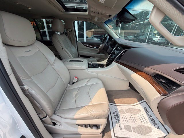 Used 2017 Cadillac Escalade ESV Luxury AWD/4WD image 11