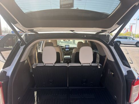 Used 2023 Ford Explorer Platinum w/ Technology Package image 17