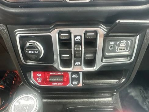 Used 2023 Jeep Gladiator Rubicon w/ Cold Weather Group AWD/4WD image 25