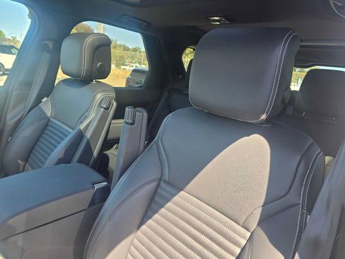 Used 2025 Land Rover Discovery S AWD/4WD image 25