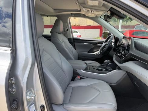 Used 2021 Toyota Highlander XLE AWD/4WD image 32