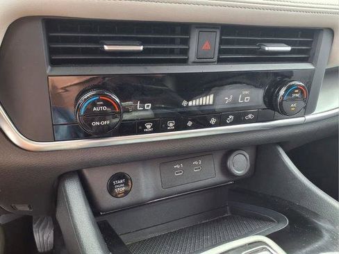 Used 2025 Nissan Rogue SV FWD image 18