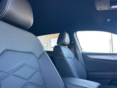 Used 2025 Volkswagen Atlas Cross Sport SE image 17