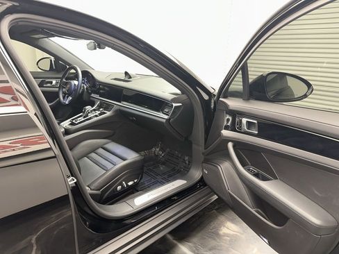Used 2018 Porsche Panamera 4 image 8
