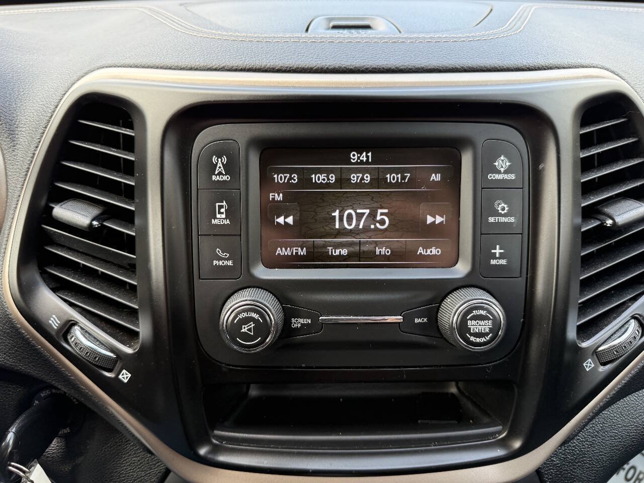 Used 2014 Jeep Cherokee Sport FWD image 17