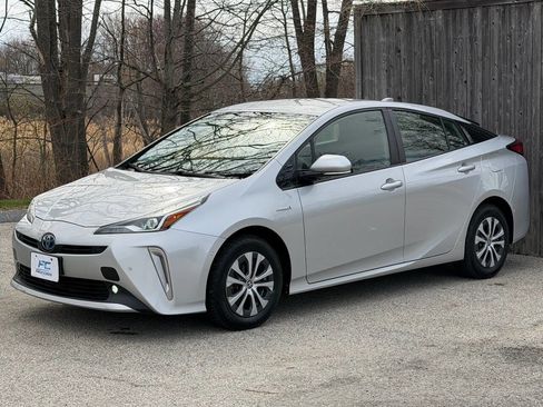 Used 2020 Toyota Prius LE AWD/4WD image 3