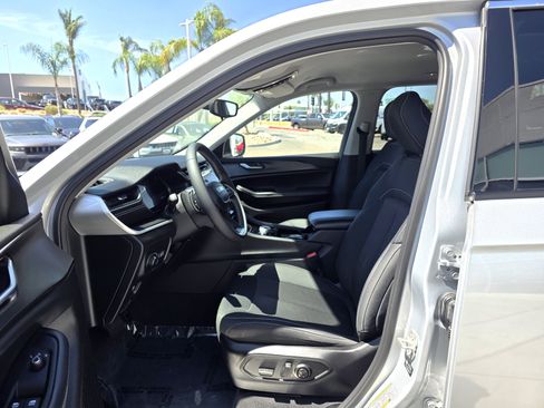 Used 2023 Jeep Grand Cherokee Laredo RWD image 14