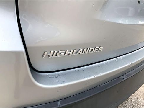 Used 2017 Toyota Highlander Plus FWD image 29
