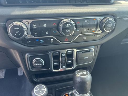 Used 2024 Jeep Wrangler Unlimited Sahara AWD/4WD image 13