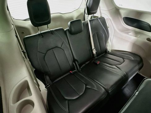 Certified 2023 Chrysler Pacifica Touring-L FWD image 36