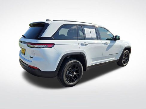 Used 2025 Jeep Grand Cherokee Altitude AWD/4WD image 3