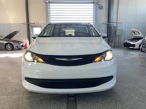 Used 2023 Chrysler Voyager LX image 2