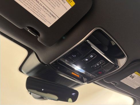 Used 2024 Land Rover Range Rover Long Wheelbase SE image 18