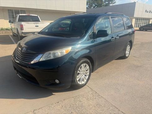 Used 2012 Toyota Sienna XLE FWD image 2