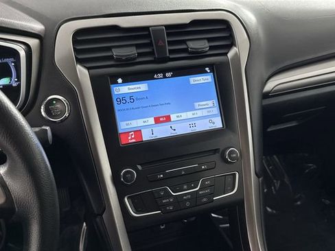 Used 2017 Ford Fusion SE image 6