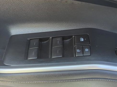 Used 2023 Toyota Highlander XLE FWD image 11