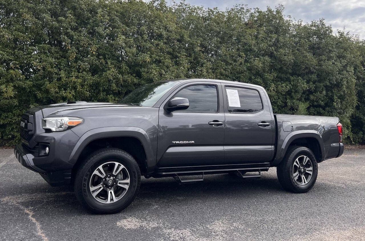 Used 2018 Toyota Tacoma TRD Sport AWD/4WD image 3