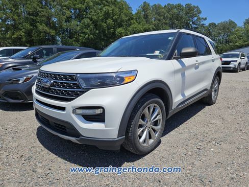 Used 2023 Ford Explorer XLT w/ Equipment Group 202A RWD image 2