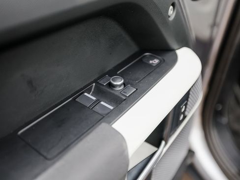 Used 2021 Land Rover Defender 90 X-Dynamic S image 24