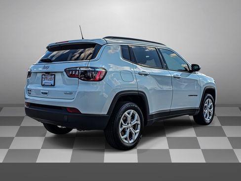 Used 2024 Jeep Compass Latitude AWD/4WD image 6