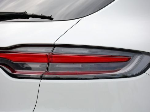 Certified 2026 Porsche Macan AWD/4WD image 31