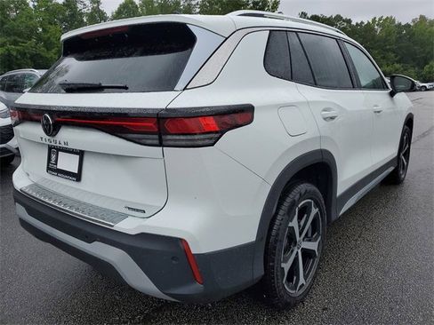 New 2025 Volkswagen Tiguan SE image 4