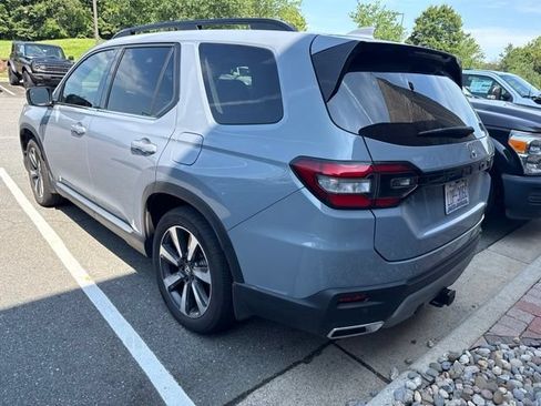 Used 2025 Honda Pilot Touring image 3
