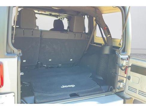 Used 2015 Jeep Wrangler Unlimited Rubicon w/ Connectivity Group image 19