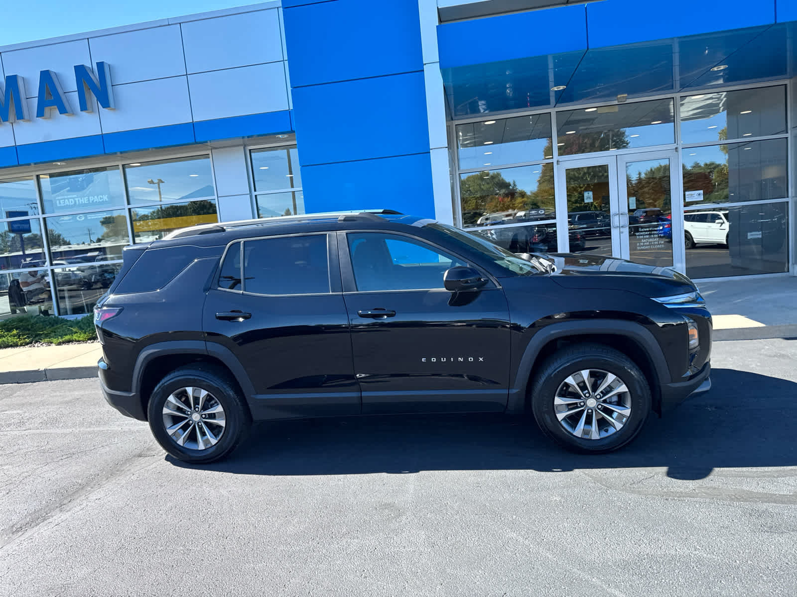 Used 2025 Chevrolet Equinox LT w/ Safety and Technology Package FWD image 2