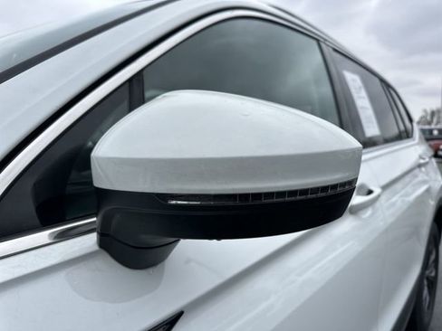 Used 2022 Volkswagen Tiguan SE image 9