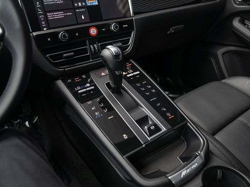 Used 2026 Porsche Macan AWD/4WD image 13