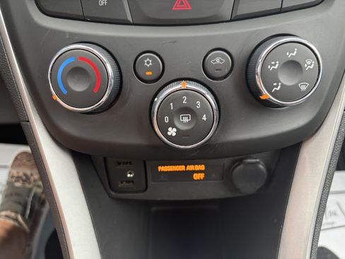 Used 2022 Chevrolet Trax LT w/ LT Convenience Package AWD/4WD image 15