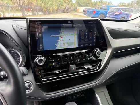 Used 2020 Toyota Highlander Limited image 27