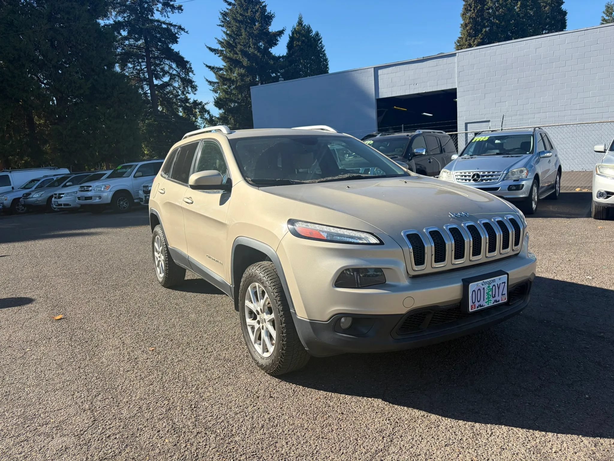 Used 2015 Jeep Cherokee Latitude w/ Comfort/Convenience Group AWD/4WD image 1