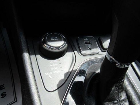 Used 2020 Jeep Cherokee Limited AWD/4WD image 35
