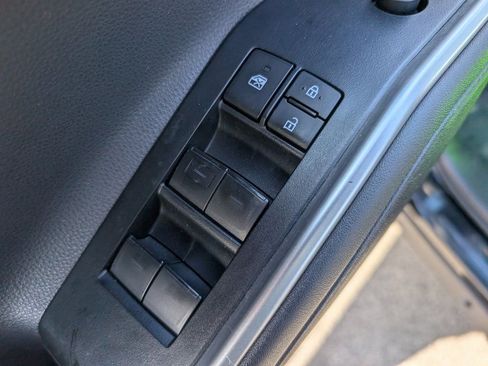 Used 2023 Toyota Highlander XLE image 16