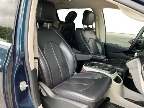 Used 2023 Chrysler Pacifica Touring-L FWD image 28