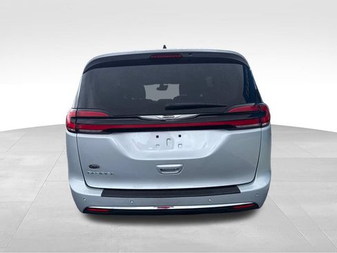 Used 2023 Chrysler Pacifica Touring-L FWD image 4