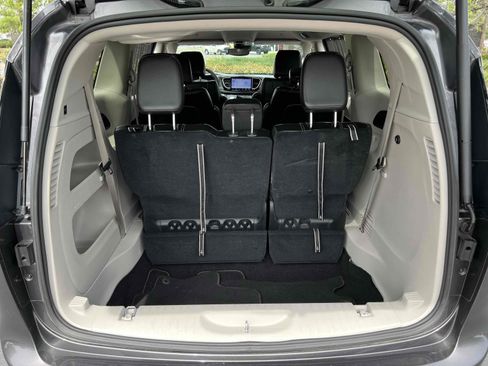 Used 2023 Chrysler Pacifica Touring-L image 68